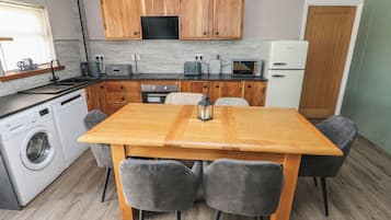 Småhus | Eget kjøkken | Kjøleskap, oppvaskmaskin, høy barnestol og kjøkkenutstyr