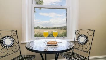 Cottage | Private kitchen | Stovetop, dishwasher, high chair, cookware/dishes/utensils