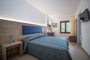 Dobbelt- eller tomannsrom – panorama, utsikt mot innsjø | Minibar, skrivebord, lydisolert og wi-fi (inkludert)