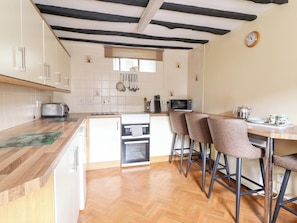 Casa rural | Cuina privada | Trona i utensilis de cuina, vaixella i coberteria