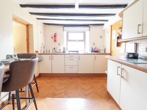 Casa rural | Cuina privada | Trona i utensilis de cuina, vaixella i coberteria