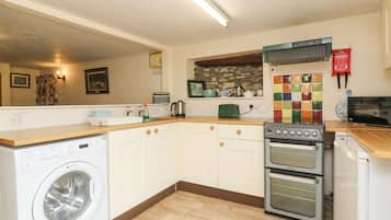 Cottage | Private kitchen | Cookware/dishes/utensils