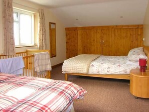 Cottage | 3 bedrooms, individually decorated, individually furnished, free WiFi - Farmhouse Cottage (Pentraeth)