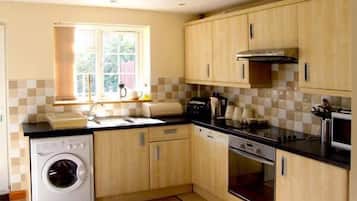 Cottage | Private kitchen | Dishwasher, high chair, cookware/dishes/utensils