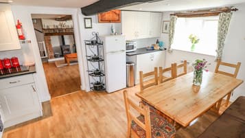 Cottage | Private kitchen | Stovetop, dishwasher, highchair, cookware/dishes/utensils
