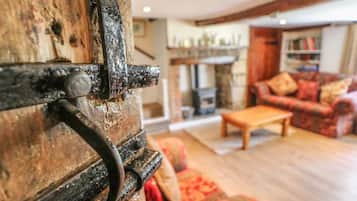 Cottage | Living area | TV