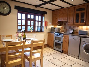 Cottage | Private kitchen | Stovetop, dishwasher, highchair, cookware/dishes/utensils - Yew Tree Cottage (Malvern)
