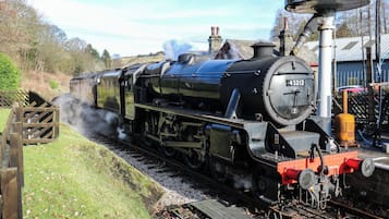 Una locomotora de vapor con el número 45212 sobre una vía ferroviaria.