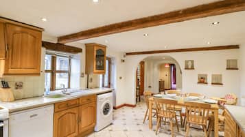 Cottage | Private kitchen | Stovetop, dishwasher, cookware/dishes/utensils