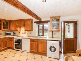 Cottage | Private kitchen | Stovetop, dishwasher, cookware/dishes/utensils