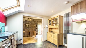 Cottage | Dapur peribadi | Peti sejuk, ketuhar gelombang mikro, dapur, mesin basuh pinggan mangkuk 