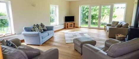 Cottage | Living room | TV, DVD player, table tennis
