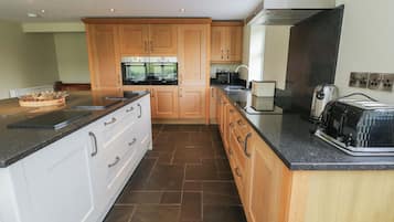 Cottage | Cuisine privée | Réfrigérateur, micro-ondes, plaque de cuisson, lave-vaisselle