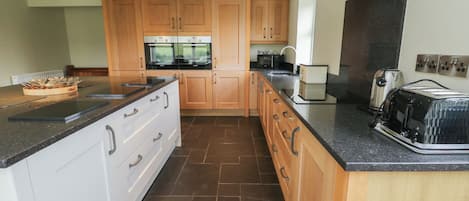 Cottage | Private kitchen | Fridge, microwave, stovetop, dishwasher