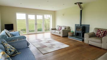 Cottage | Coin séjour | Télévision, lecteur de DVD, table de tennis de table