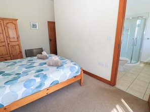 3 quartos, individualmente decorados, individualmente mobiliados