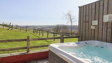 Cottage | Outdoor spa tub