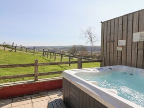Cottage | Outdoor spa tub - The Stable (Lampeter)