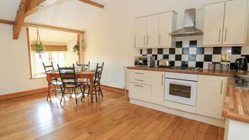 Cottage | Private kitchen | Dishwasher, cookware/dishes/utensils