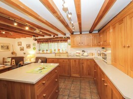 Spishäll, diskmaskin, barnstol och grytor/köksredskap