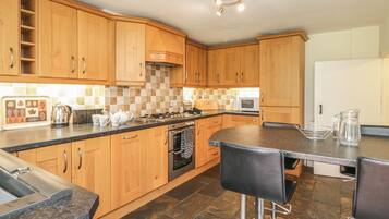 Cottage | Private kitchen | Stovetop, dishwasher, highchair, cookware/dishes/utensils