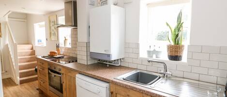 Cottage | Privékeuken | Een koelkast, een vaatwasser, een kinderstoel