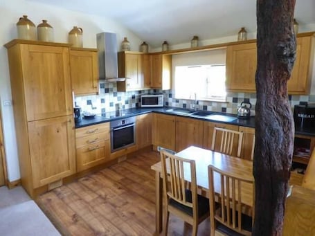 Cottage | Private kitchen | Stovetop, dishwasher, highchair, cookware/dishes/utensils