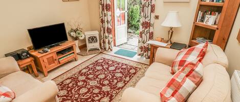 Cottage | Living area | Flat-screen TV, DVD player