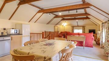 Cottage | Private kitchen | Fridge, microwave, stovetop, dishwasher