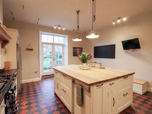 Lò vi sóng, bếp nấu, máy rửa bát, ấm điện 