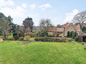 Cottage | Property grounds - The Lodge (Scarborough)