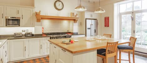 Cottage | Private kitchen | Microwave, stovetop, dishwasher, electric kettle