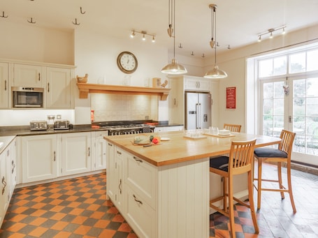 Cottage | Private kitchen | Microwave, stovetop, dishwasher, electric kettle