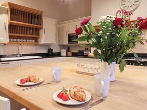 Lò vi sóng, bếp nấu, máy rửa bát, ấm điện 