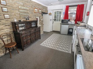 Cottage | Private kitchen | Fridge, microwave, stovetop, dishwasher - Maesgwyn (Cardigan)