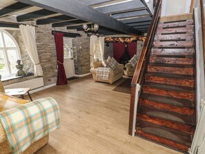 Cottage | Living area | TV, DVD player