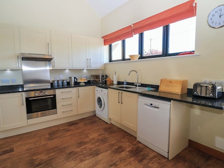 Lavavajillas, periquera y utensilios de cocina