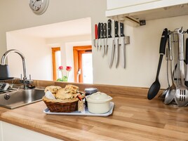 Microondas, placa de cocina, lavavajillas, silla alta para bebés