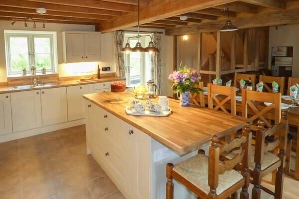 Cottage | Private kitchen | Fridge, dishwasher, electric kettle, toaster