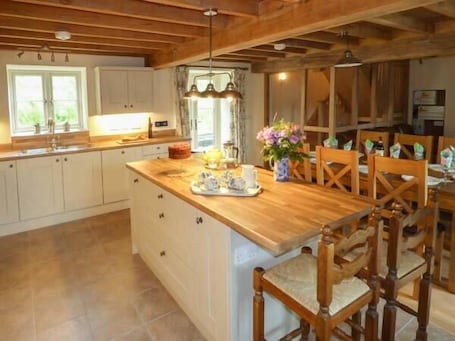 Cottage | Private kitchen | Fridge, dishwasher, electric kettle, toaster