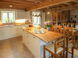 Casa de campo | Cocina privada | Frigorífico, lavavajillas, hervidor eléctrico y tostadora