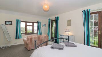 Cottage | 4 bedrooms, individually decorated, individually furnished, free WiFi