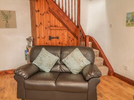 Cottage | Living room | TV, fireplace, DVD player