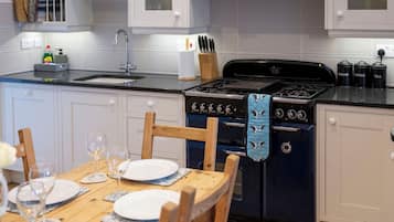 Cottage | Private kitchen | Fridge, microwave, stovetop, dishwasher