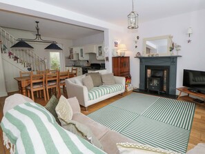 TV, DVD player - Rose Cottage (Cardigan)