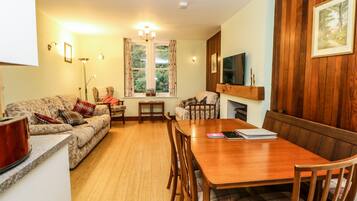 Cottage | Living room | Fireplace