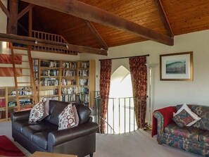 Småhus | Oppholdsrom | TV, peis, DVD-spiller og bøker