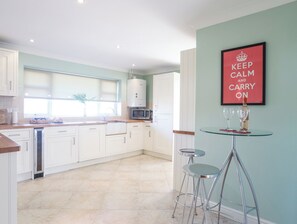 Cottage | Private kitchen | Dishwasher, highchair, cookware/dishes/utensils - Tegfan (Holyhead)