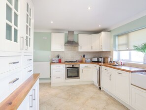 Småhus | Eget kjøkken | Oppvaskmaskin, høy barnestol og kjøkkenutstyr