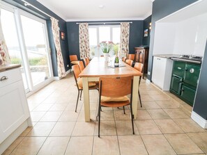 Cottage | Privékeuken | Een vaatwasser, kookgerei, borden en bestek